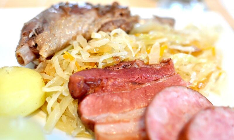 Choucroute garnie avec lard et saucisse fumée