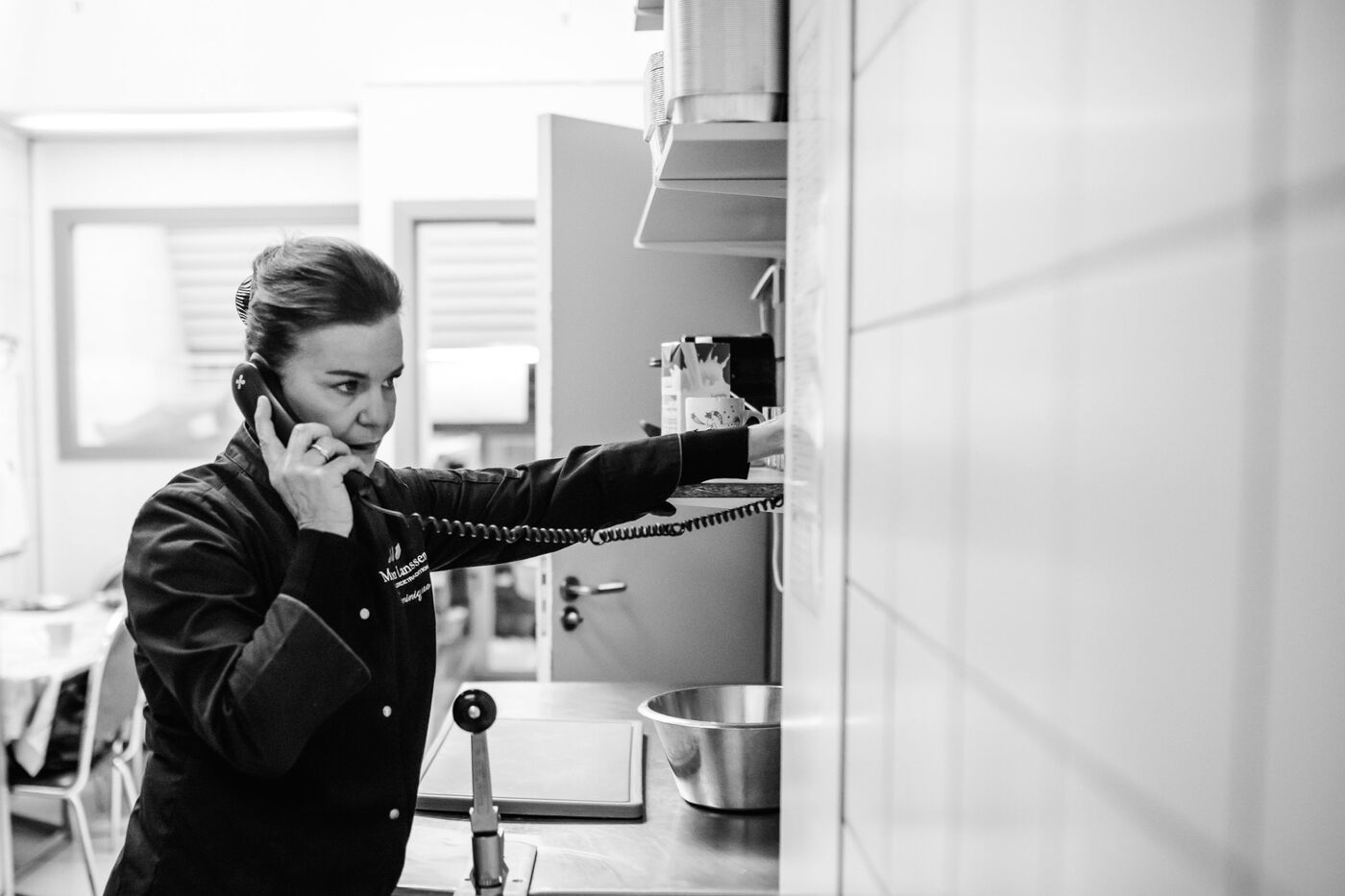 Une vendeuse prend une commande au téléphone
