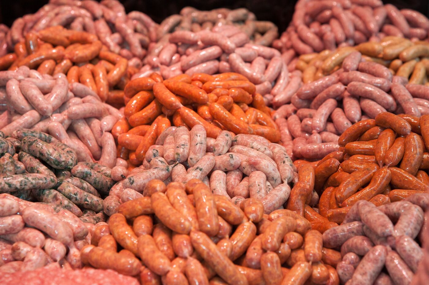 Petites saucisses de plusieurs goûts au comptoir